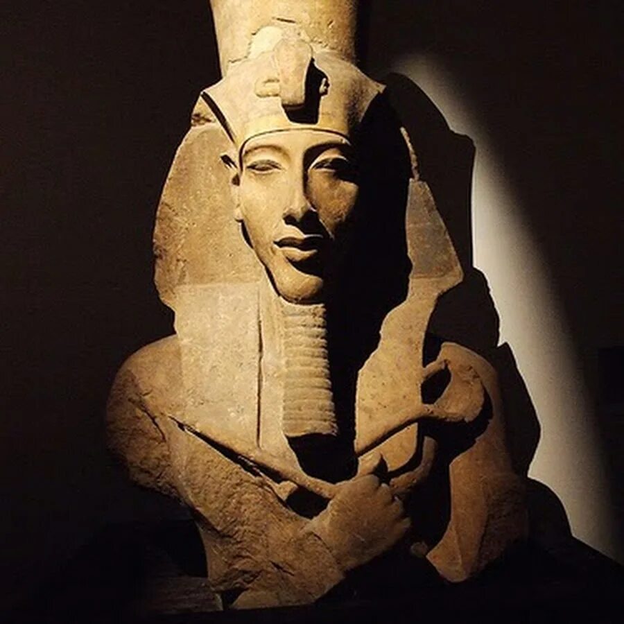 Фараон древний китай. Древний Египет фараон Эхнатон. Статуя Эхнатона. Фараон Эхнатон статуя. Эхнатон скульптура.