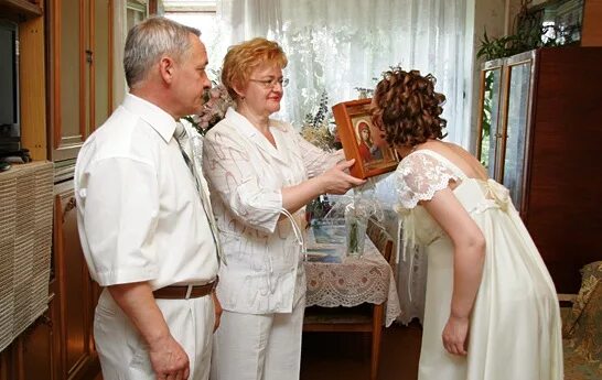 благословить невесту. икона для венчания в церкви. благословение родителей перед свадьбой. благословение молодых на свадьбе. благословение молодых на свадьбе.