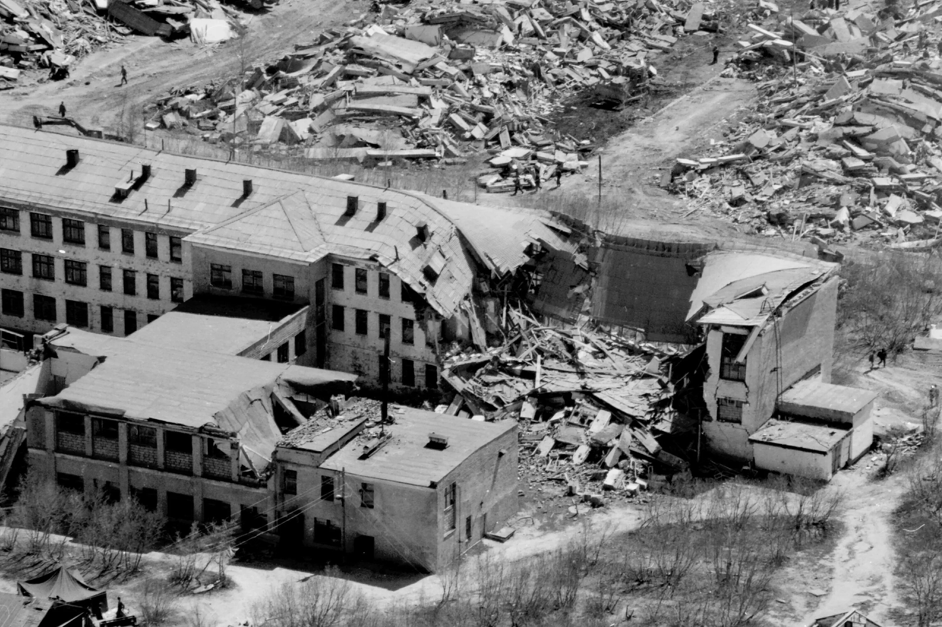 Землетрясение в Армении в 1988. Спитак землетрясение 1988 школа. В каком году было сильное землетрясение