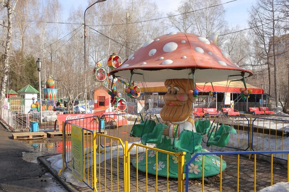 Центральный парк новосибирск аттракционы. Березовая роща Новосибирск аттракционы. Парк Коротеева Искитим аттракционы. Центральный парк культуры аттракционы Новосибирск. Новосибирск АТРАК парк аттракционов.