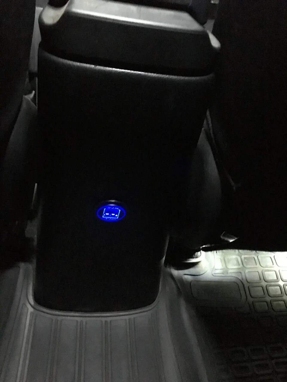 Usb solaris. Беспроводная зарядка в солярис 2012. беспроводная зарядка solaris 1. задний подлокотник на хендай солярис. беспроводная зарядка для телефона hyundai solaris.