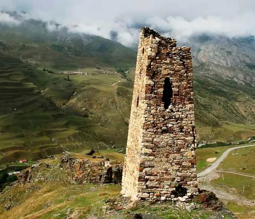 Башня курта. Башня братьев курта и тага. башня курта и тага осетия. башня курта северная осетия. сторожевая башня фиагдон.
