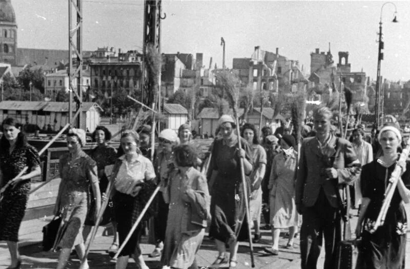 Немцы в риге 1941. Рига 1945. Немецкая рига. Германские войска в белгороде 1918. Дом менцендорфа в риге.