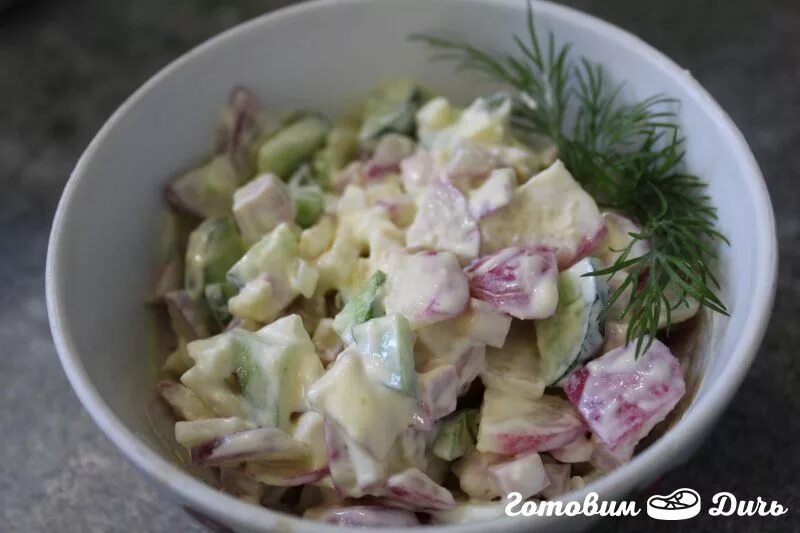 Колбаса редиска. Салат с редиской и колбасой. Салат с колбасой и огурцами. Салат с колбасой и огурцами свежими. Салат с яйцом и огурцом свежим.