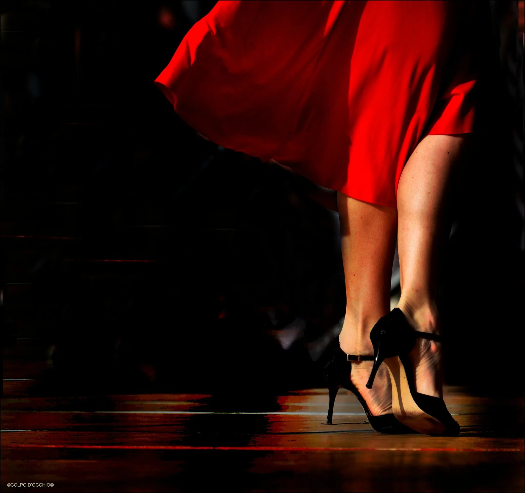Танец где танцуют ногами. Адорнос одежда для танго. Танец ногами. Аргентинское танго. Танго ноги.