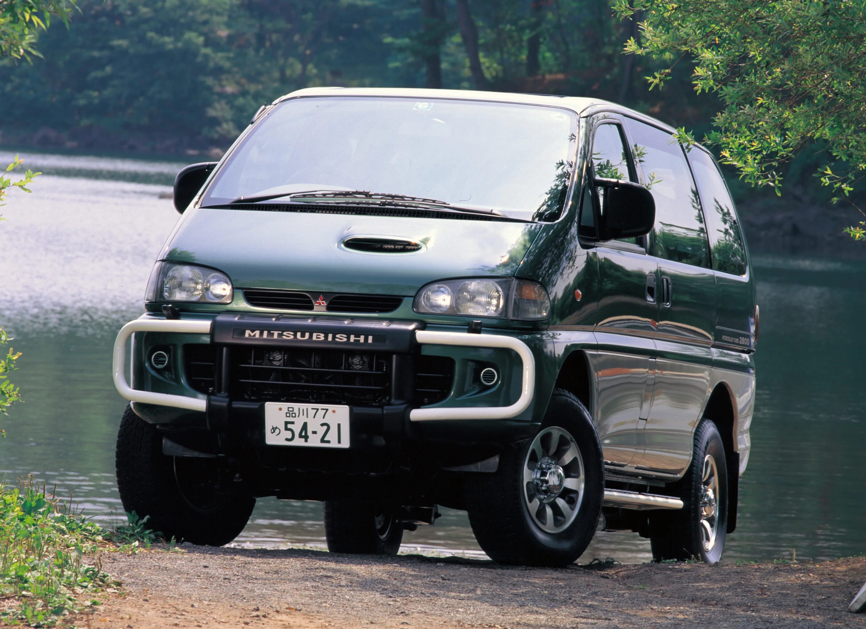 Купить микроавтобус полный привод. Mitsubishi Space Gear 4wd. Мицубиси Делика 2021. Mitsubishi Delica Space Gear. Мицубиси Делика Спейс Гир.