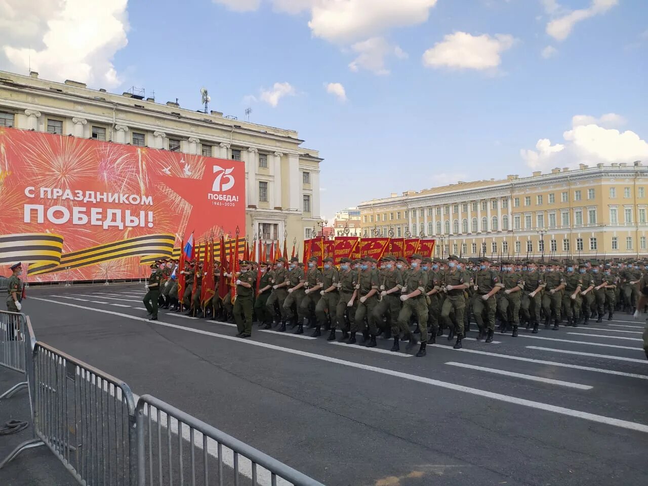 Парад против. Парад день Победы 9 мая в Санкт-Петербурге. Подготовка к параду на Дворцовой. 9 Мая на Дворцовой площади. Концерт на Дворцовой площади 9 мая.