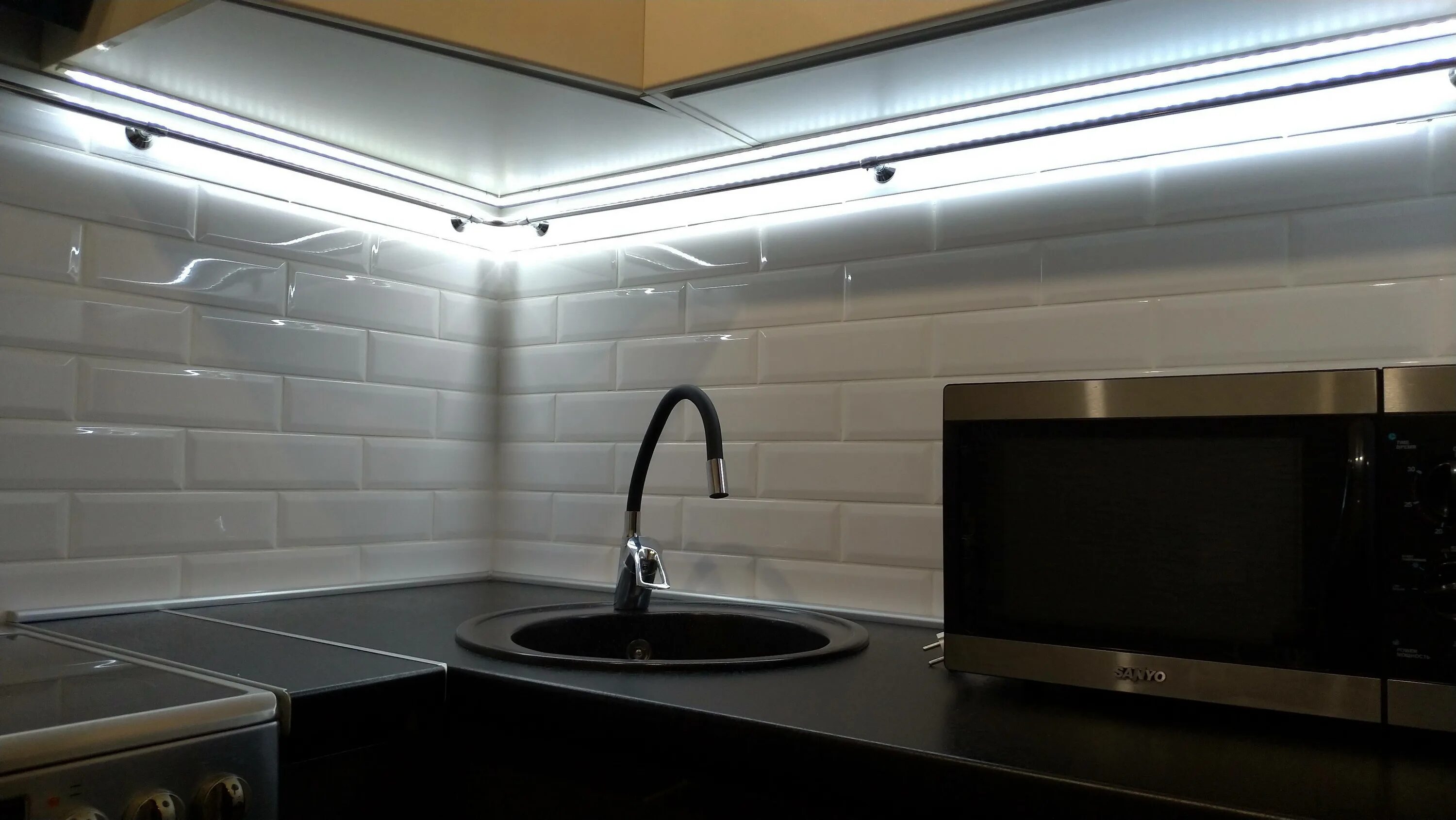 Кухня без подсветки. Подсветка для кухни. Светодиодная подсветка для кухни. Подсветка кухни светодиодной лентой. Подсветка для кухни под шкафы светодиодная.
