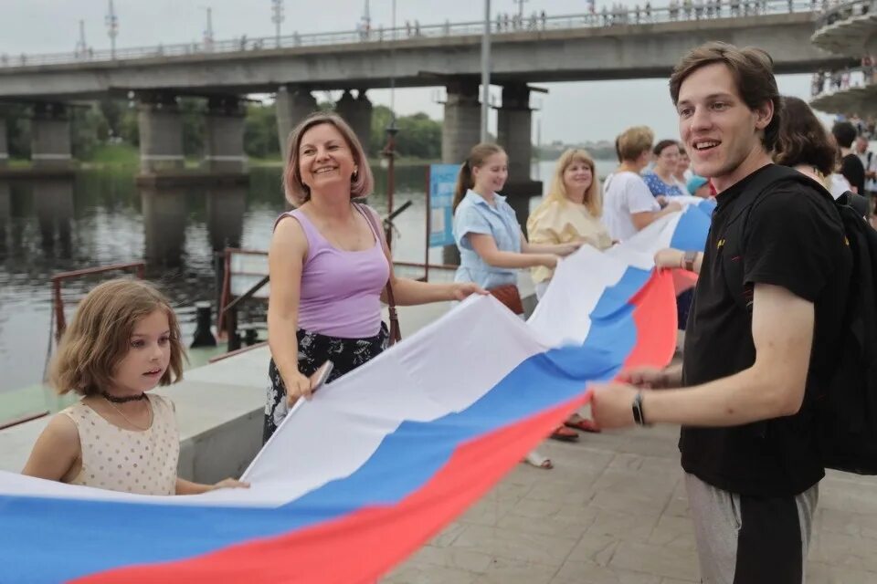 День псковского флага. День флага Псковской области. Празднование дня флага рекорды. Россия это мы фото. Рекорд Псков.