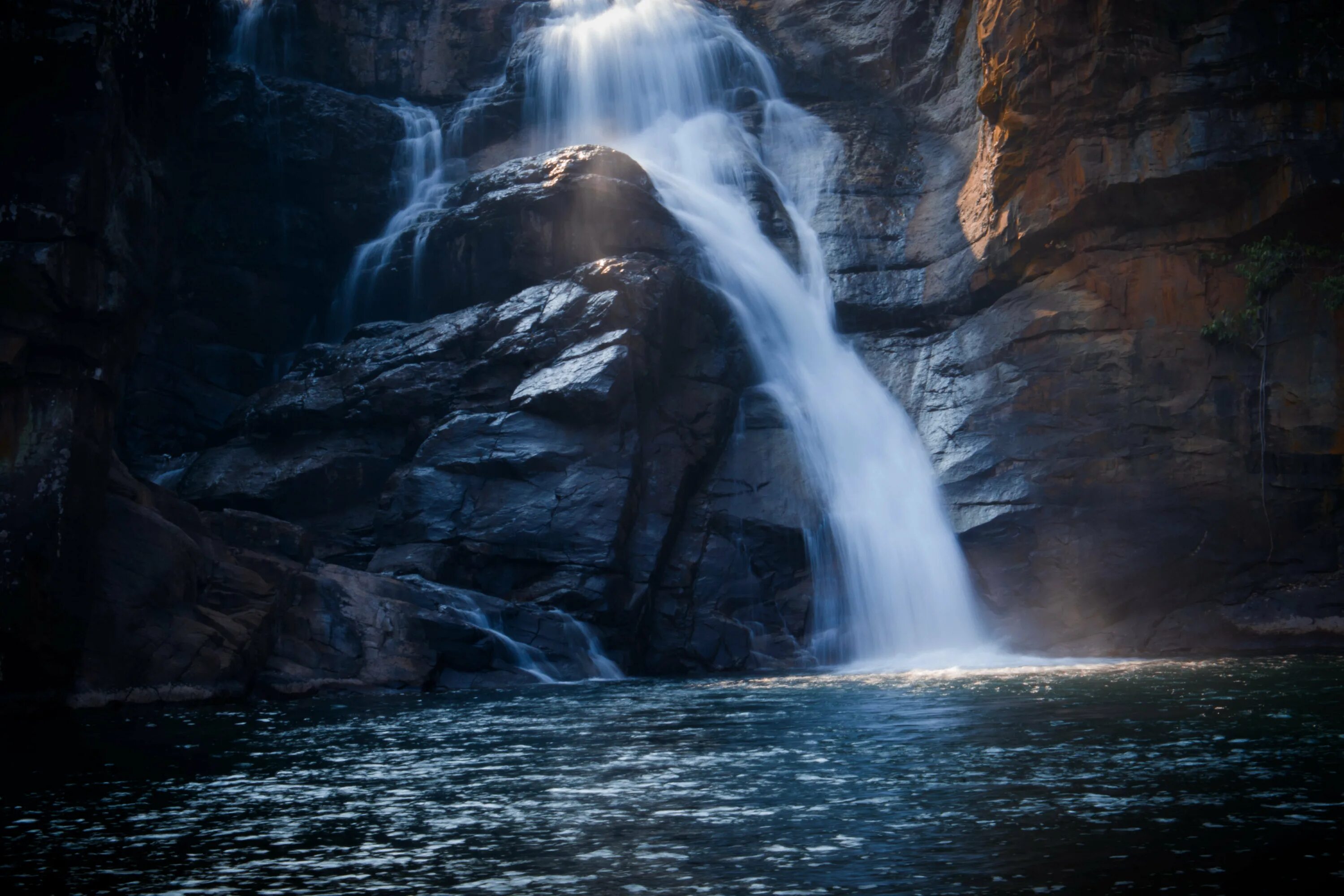 Потоки с гор воды. Гидиб водопад. Waterfall каскадная модель или водопад. Маврикий водопад. Вода горы водопад.