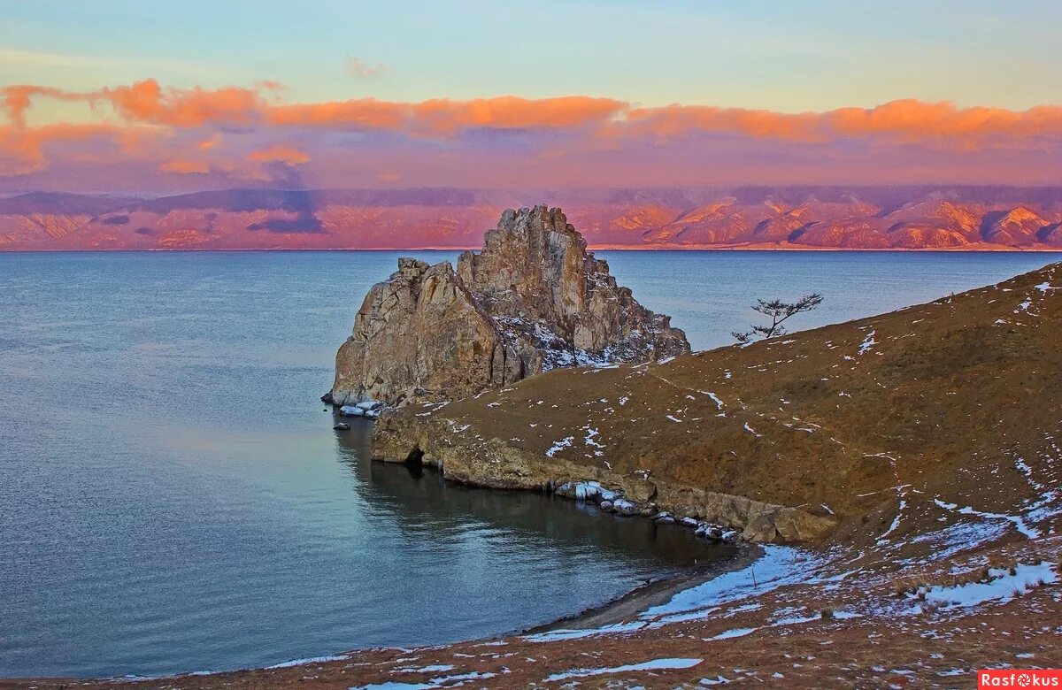 Озеро ольхон на байкале. Как называется крупнейший остров озера байкал. Как называется крупнейший остров озера байкал. Большой ушканий остров байкал. Байкал.