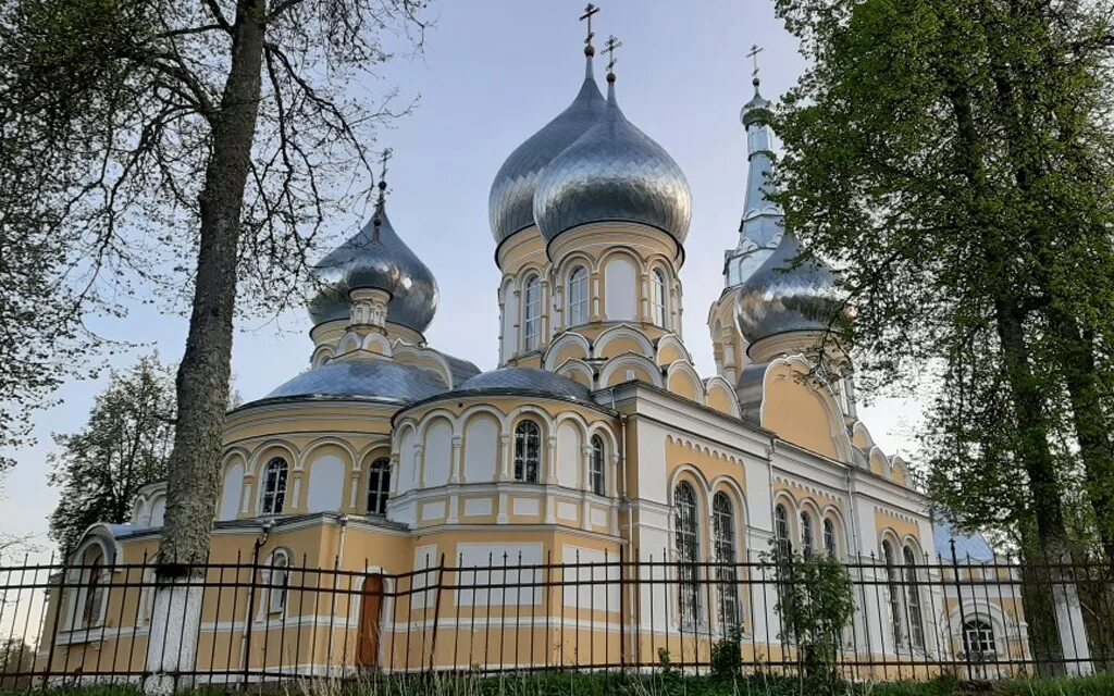 Церкви ленинградской области фото. Пенино храм Рождества Пресвятой Богородицы. Пенино Сланцевский район храм. Церковь в Пенино Сланцевский район. Церковь Рождества Пресвятой Богородицы / д. Пенино.