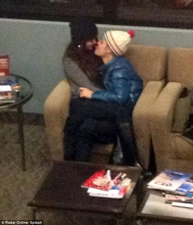 Selena Gomez and Justin Bieber Kiss.