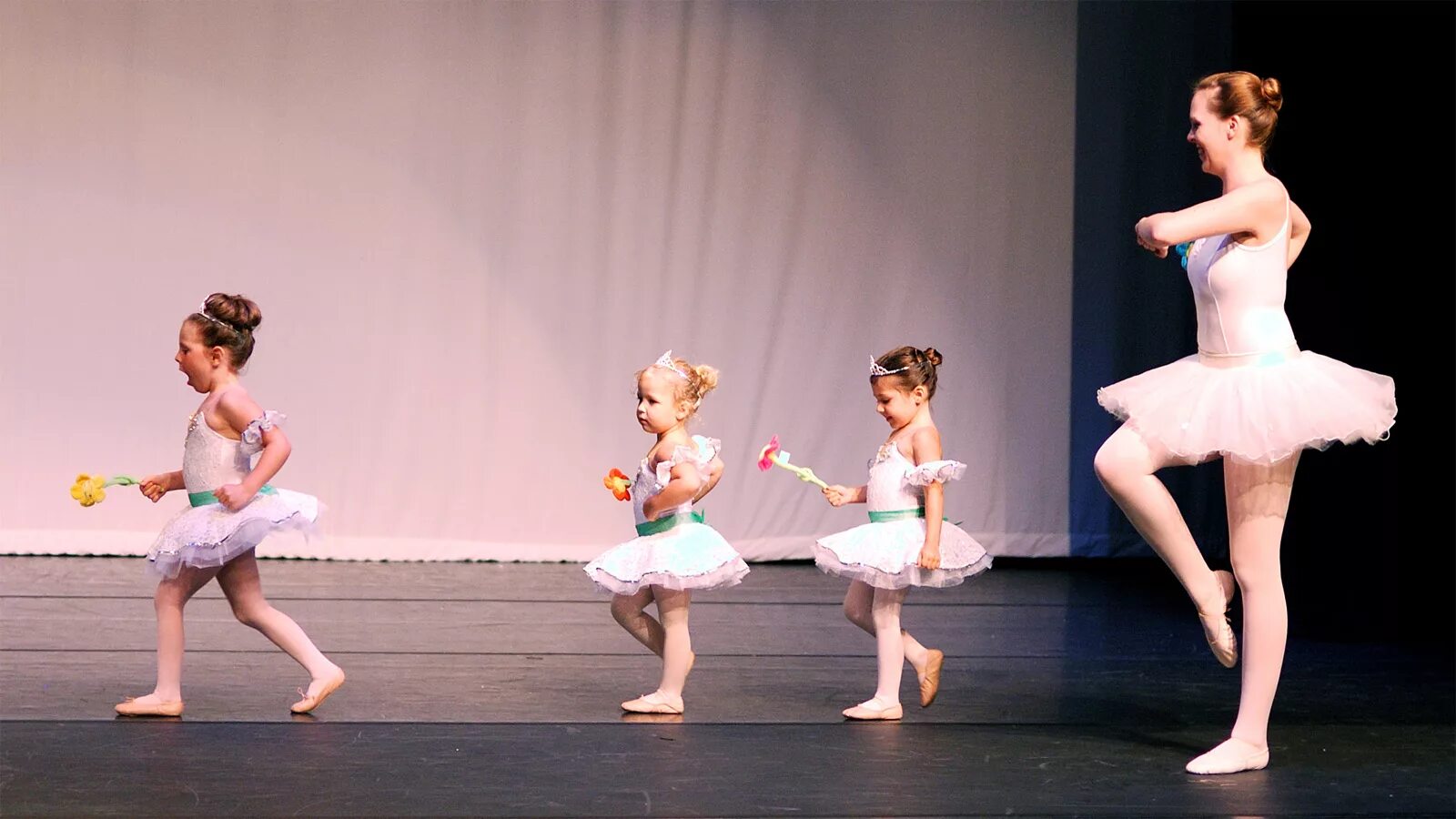 Где танцуют балет. Маленькая танцовщица. Балет девочки. Девочка танцует балет. Маленькая балерина.