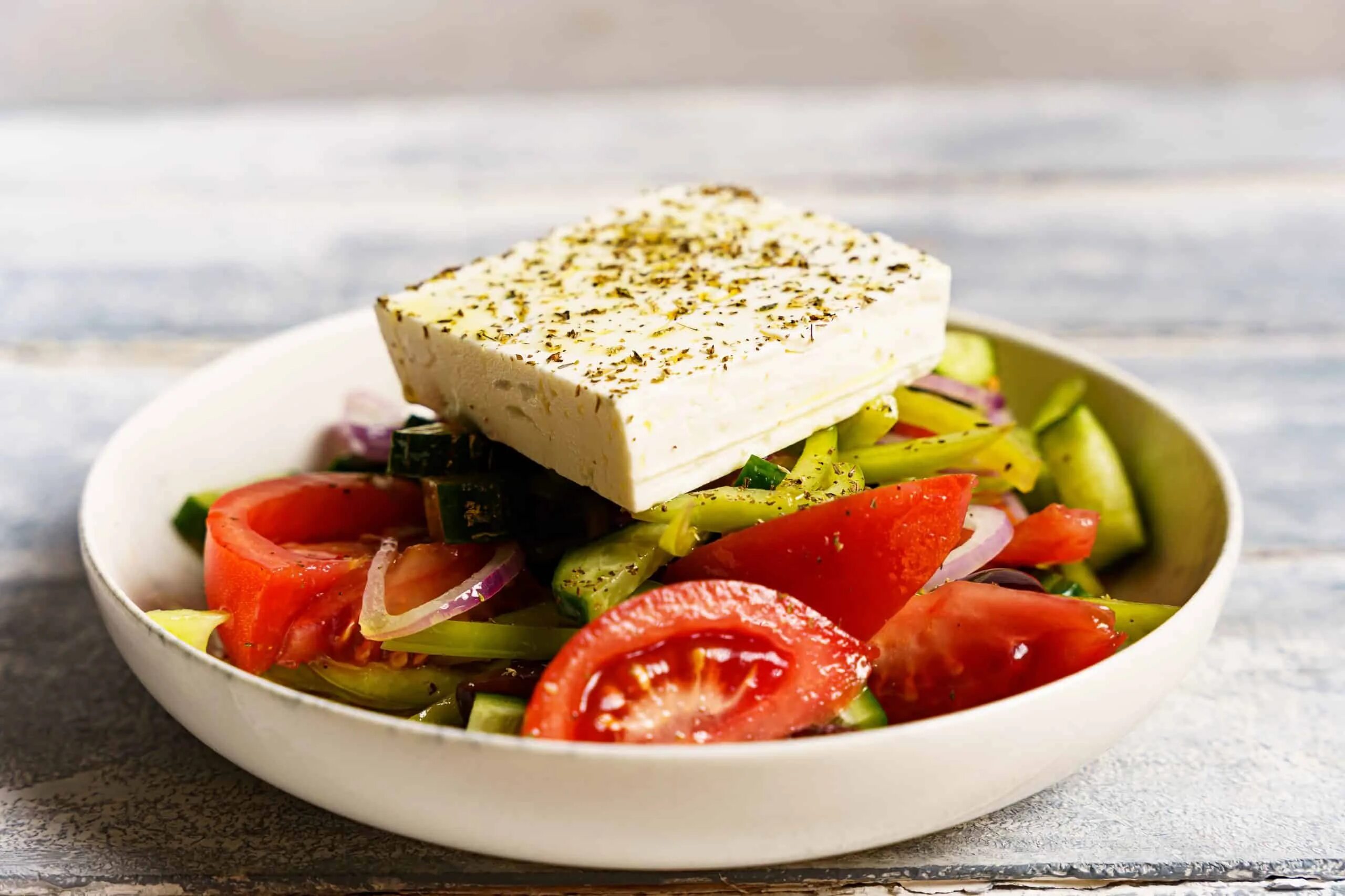 Греческий вкус. Греческий сыр Фета. Греческий салат Хориатики. Греческий салат в паназиатском стиле. Сыр для греческого салата.