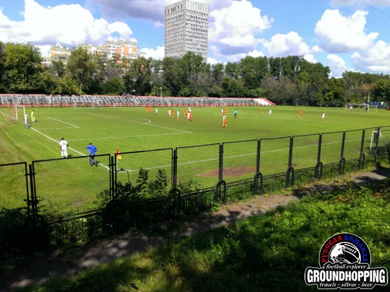 Стадион молот. Стадион серп и молот Москва. Стадион Металлург Москва. Стадион Металлург Электрозаводская. Стадион Металлург Череповец.