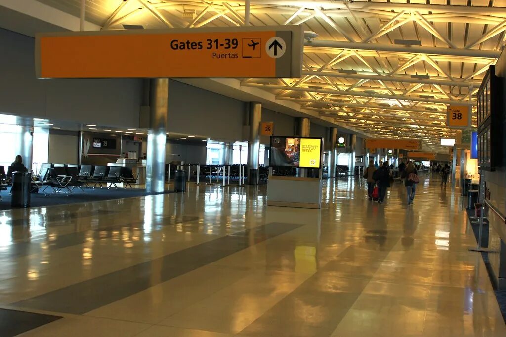 Plane gate. Аэропорт ньюарк внутри. gate in airport. boarding gate at the airport. airplane gate.