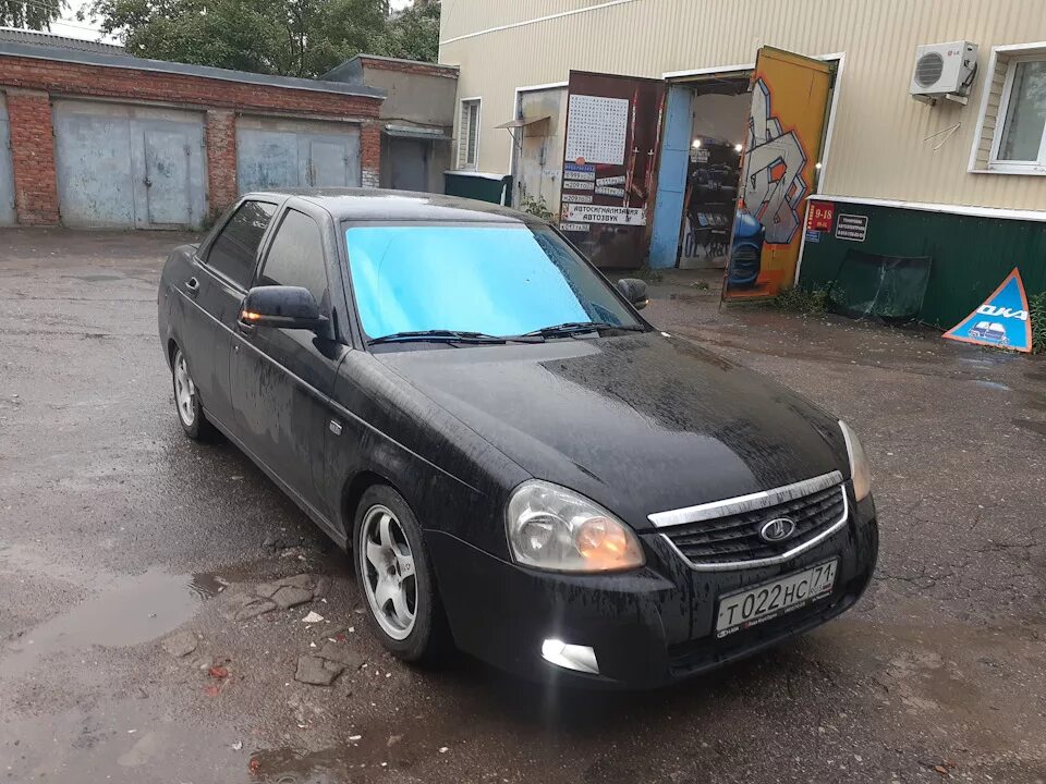 Приора 68. Приоры в дубае. Приора в дубае. Тонировка хамелеон приора. Номер дубай на приоре.