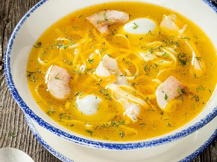 Куриный суп с перепелиными яйцами. Куриный суп с лапшой и грибами. Суп с шампиньонами и домашней лапшой. Суп лапша домашняя.