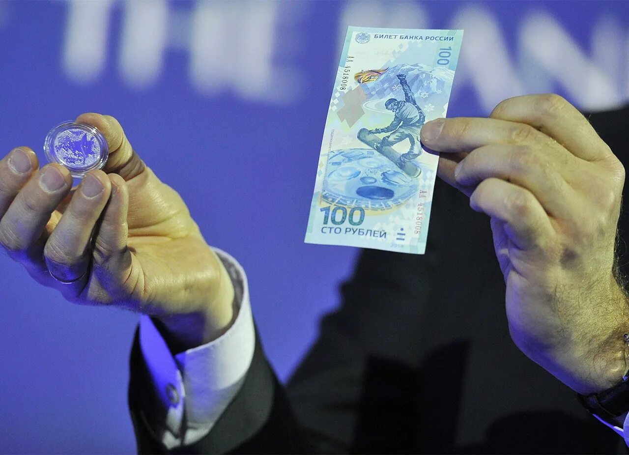 Новые деньги в 2024 году фото. Пластиковые деньги. Пластиковые деньги в России. Пластиковые российские деньги. Пластиковые банкноты.