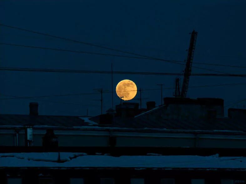 Луна над крышей дома. Луна над крышами домов. Большая Луна крыши домов. Вид с крыши на луну. Вид с крыши ночью на луну.