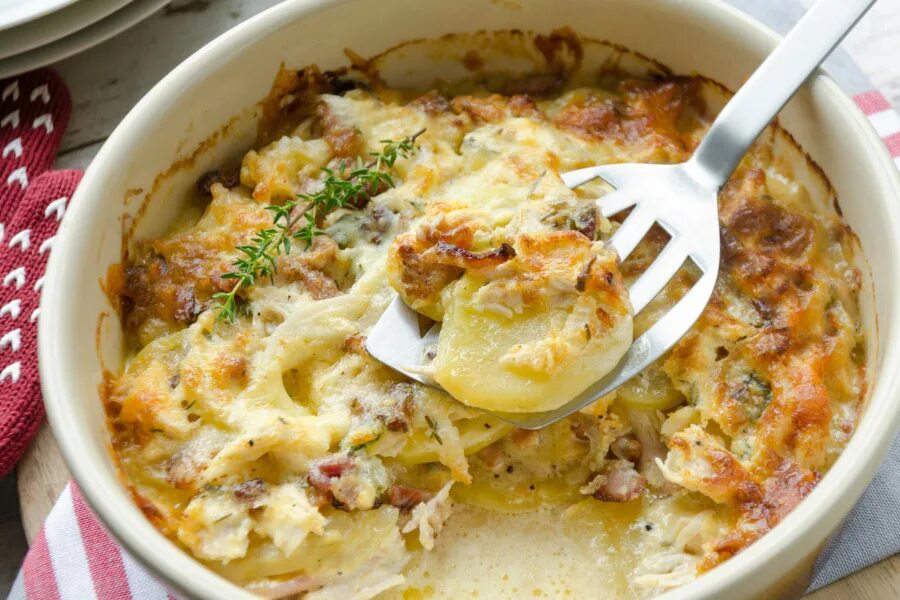 Картофельный гратен с курицей в духовке. Французский гратен дофинуа. Гратен из брокколи в духовке. Французский тартифлет. Французский картофельный гратен.