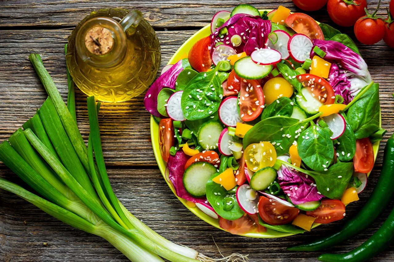Овощи и зелень. Овощи на столе. Овощной салат. Свежие овощи и зелень. Вкусная постная еда рецепты