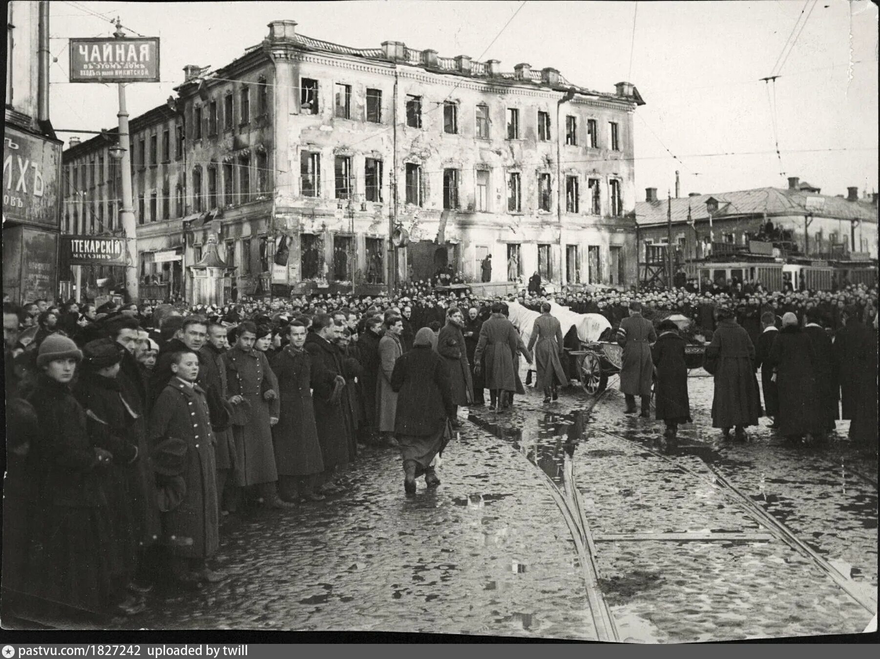 Революция 1917 в москве. Дом у Никитских ворот 1917. Похороны юнкеров в Москве 1917 года. Революция в Москве 1917. Дом князя Гагарина у Никитских ворот.