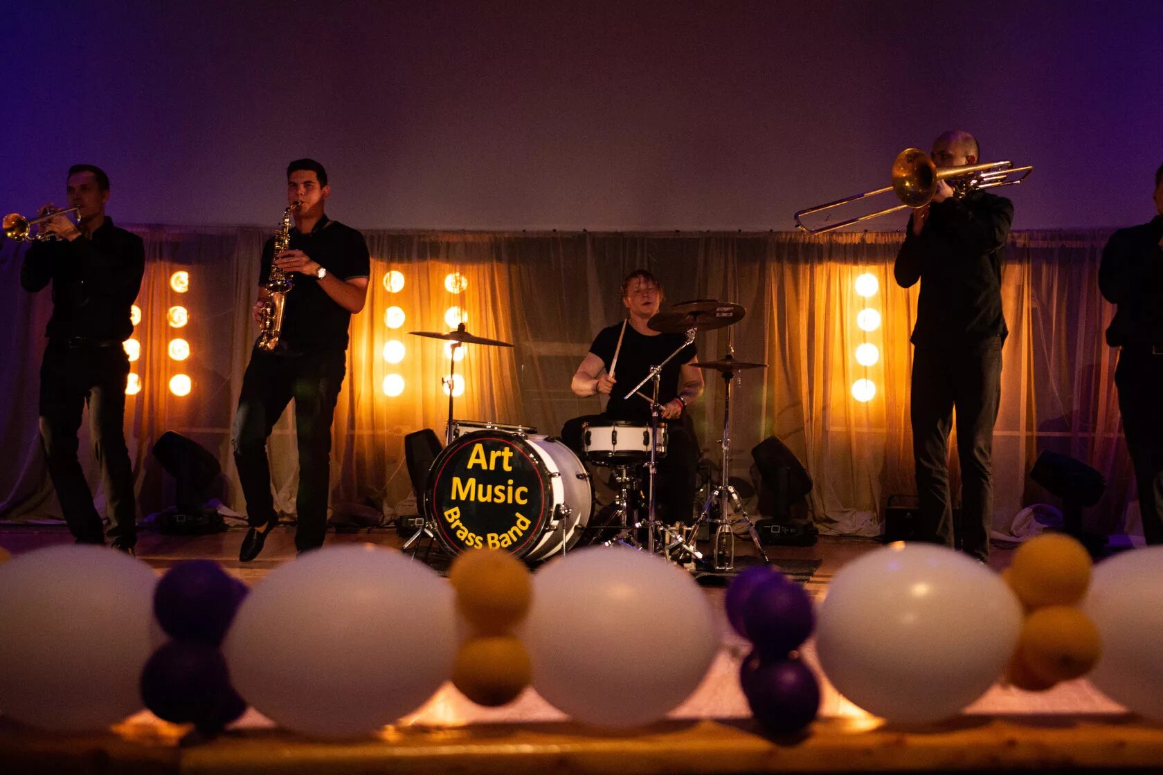 Музыкальное шоу в москве. Шоу музыкант. Шоу музыкант. Группа фрукты на вечернем урганте. Студия союз в камеди клаб.