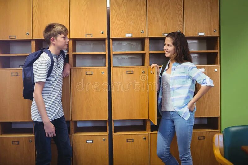 Парни в раздевалке в школе. Парни в школьной раздевалке. Парни в школьной раздевалке. Парени пререодиваются. Школьники пловцы.