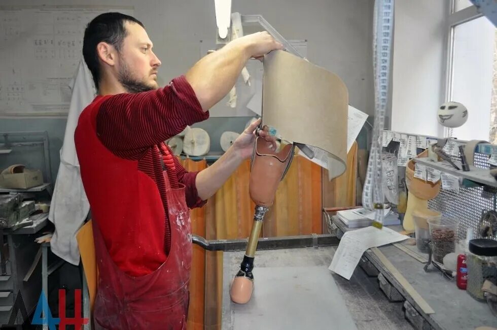 Ортопедический магазин в донецке. Протезный ортопедический завод днр. Реконструкция мариуполя. Электронный протез ноги. Протезно-ортопедический центр донецк.