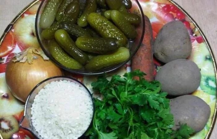 Красиво подать рис с мясом. Рассольник с рисом. Рассольник с огурцами. Салат с рисом и огурцом. Рассольник из курицы с перловкой.