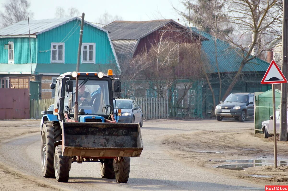 трактор на дороге. трактор на дороге общего пользования. трактор по дороге. езда на тракторе. трактор с прицепом в поле.