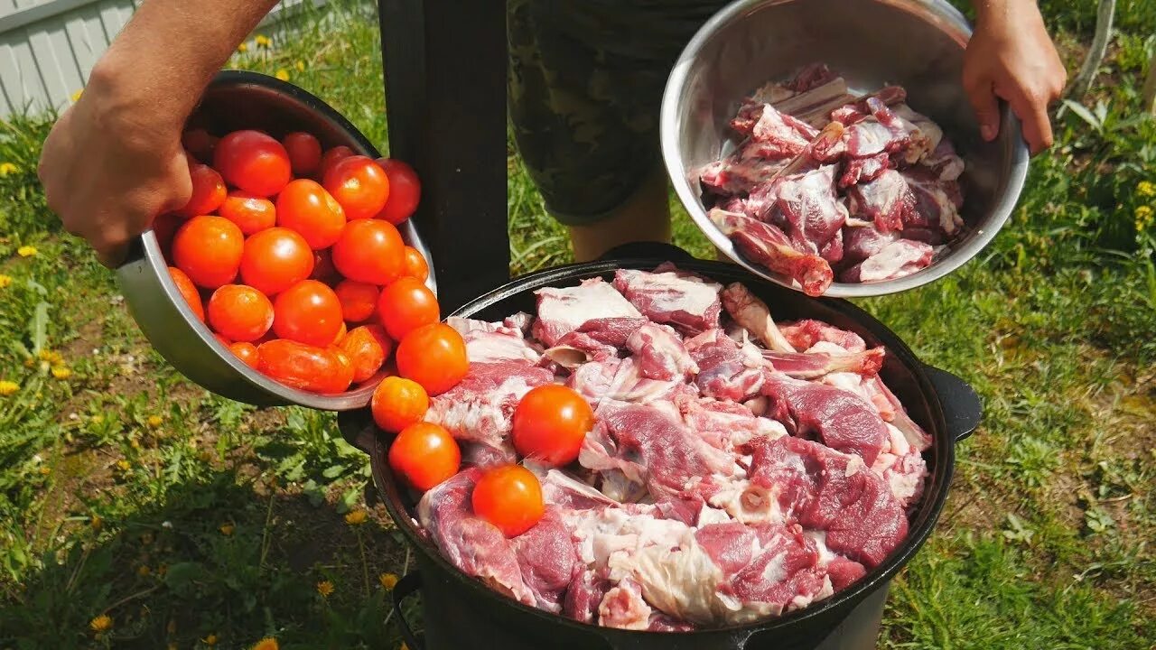 Мясо в казане. Приготовление чахохбили из курицы в казане. Афганский казан на костре. Чахохбили в казане на костре. Быстрое блюдо в казане на костре.