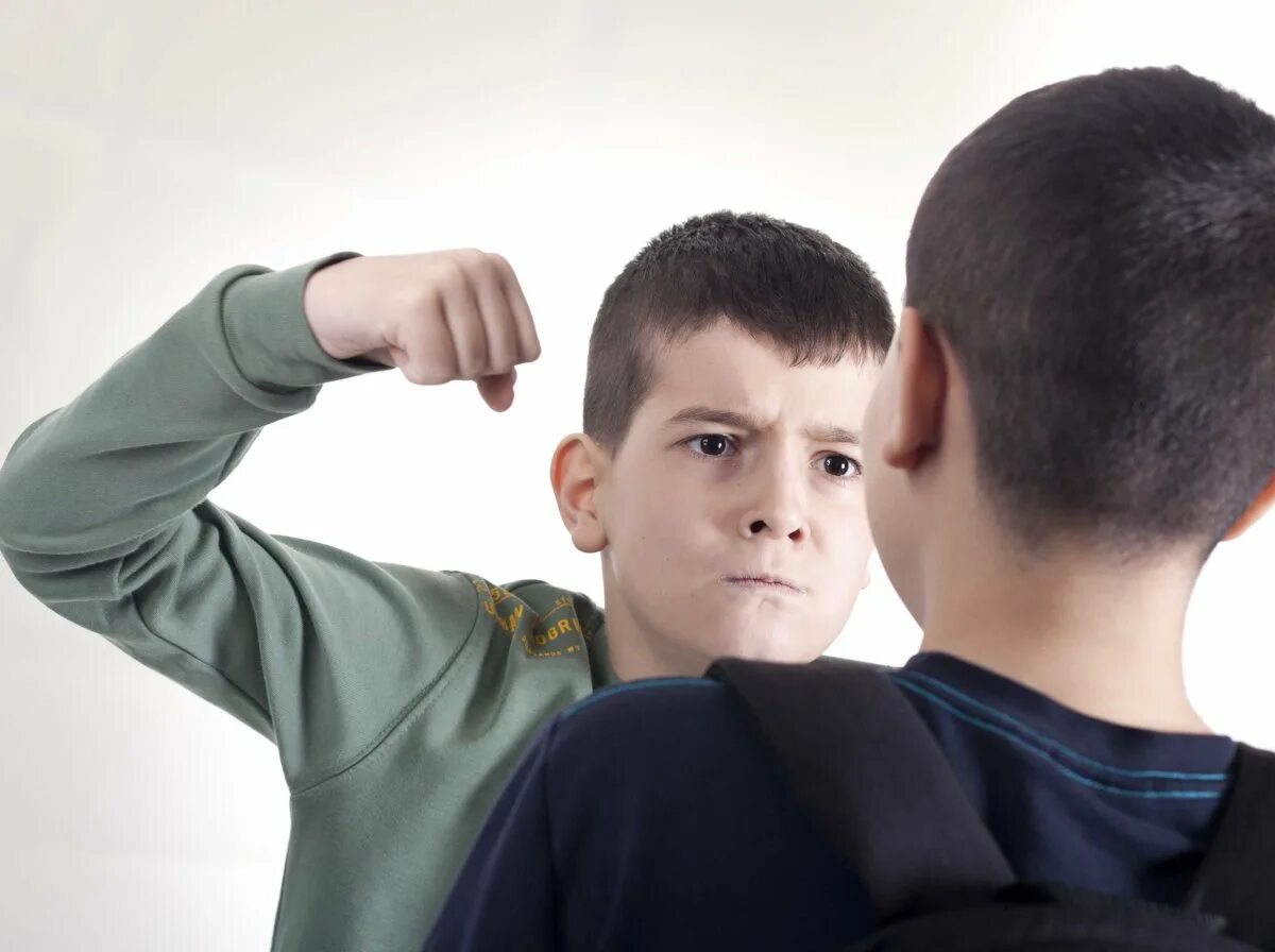 Исследование агрессивного поведения подростков. Агрессия подростков. Агрессивный подросткоа. Вымогательство в школе. Агрессивное поведение подростка.