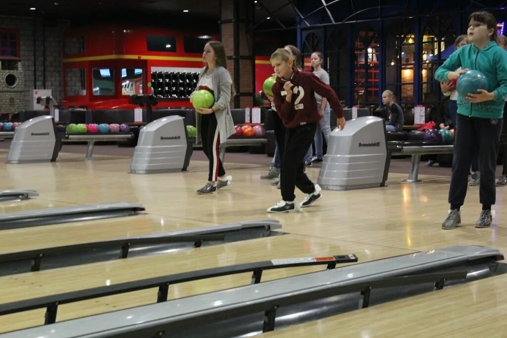 Боулинг старый оскол. Боулинг фараон в кузьминках. Боулинг street 17 старый оскол. Фараон боулинг старый оскол. Боше час пик старый оскол.