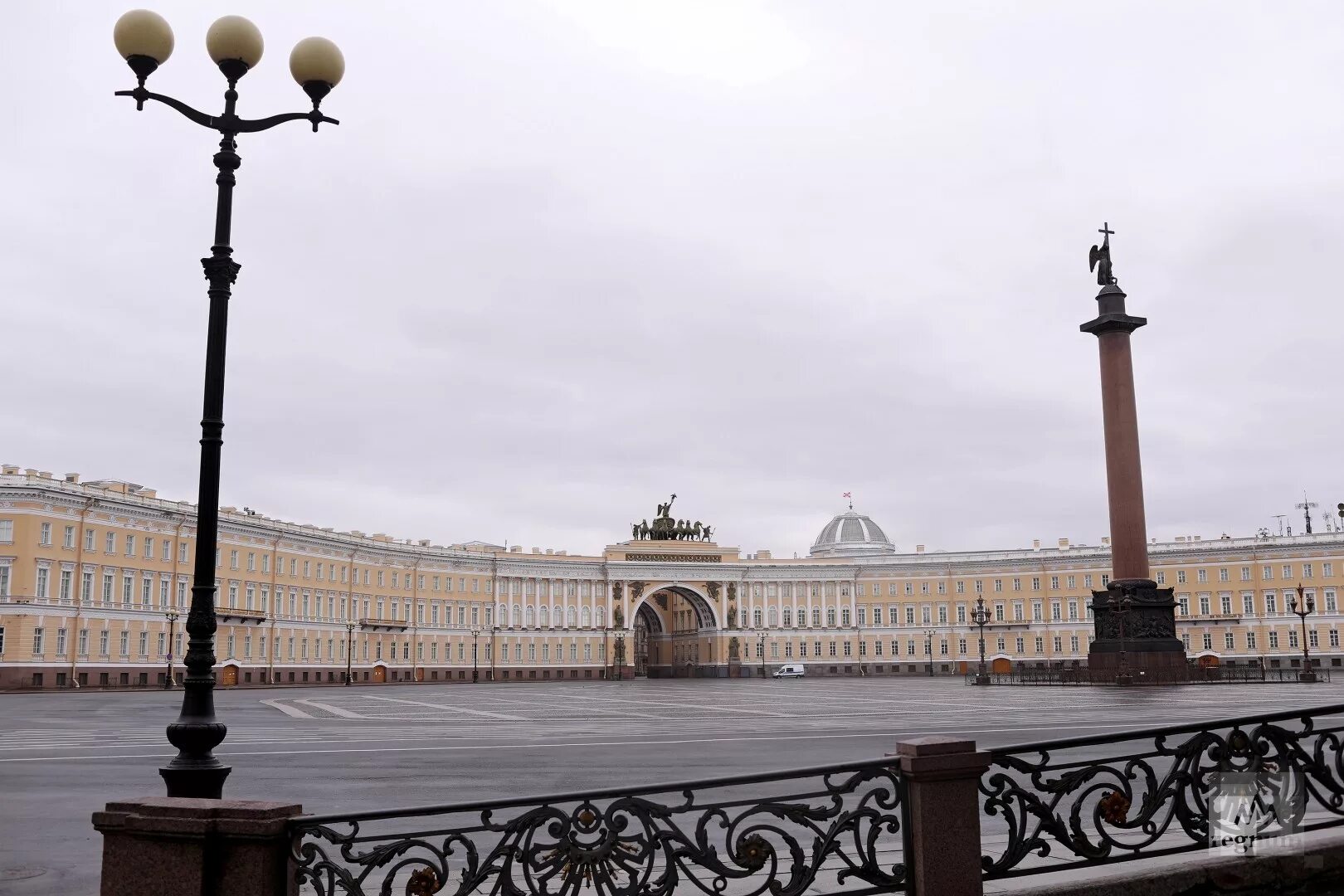 Веб камеры спб дворцовая площадь. Питер дворцовая площадь. дворцовая площадь в санкт-петербурге пустая. пустая дворцовая площадь. ограда александровской колонны.