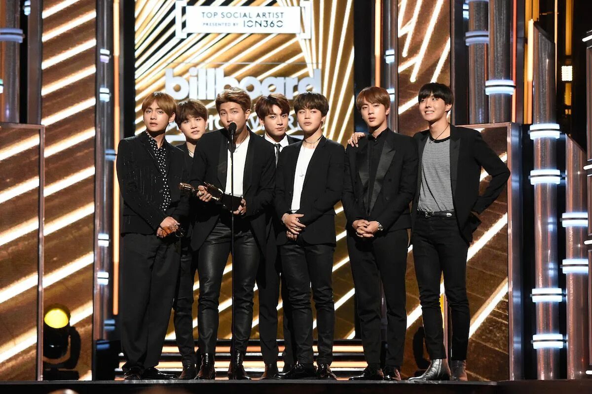 БТС на биллборд 2017. BTS BBMAS 2017. BTS на Billboard Awards 2018. Биллборд эвордс БТС. Бой бэнда bts