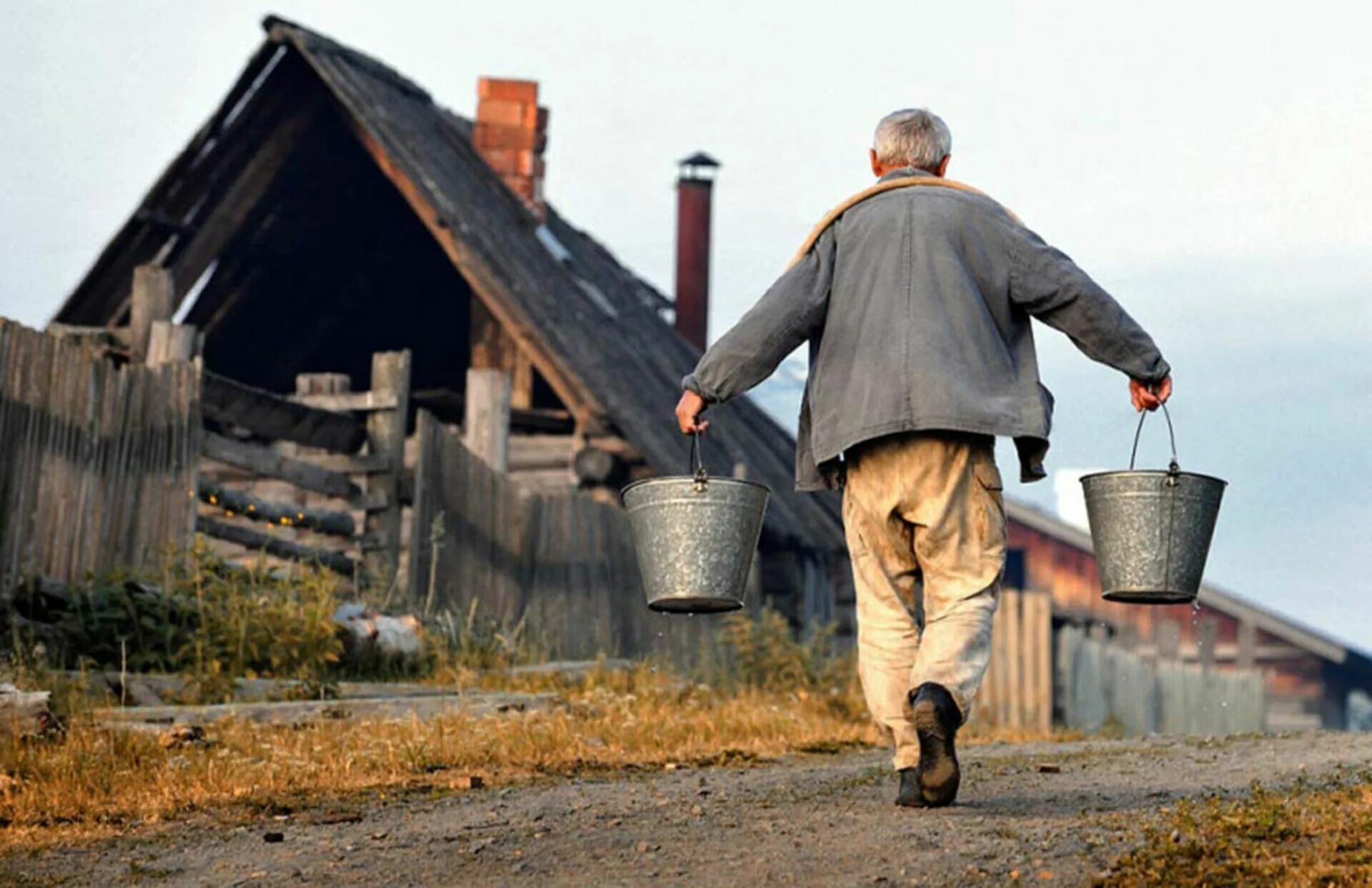 Городской человек в деревне. Люди в деревне. Пенсионеры в деревне. Жители сельской местности. Безработица в деревне.