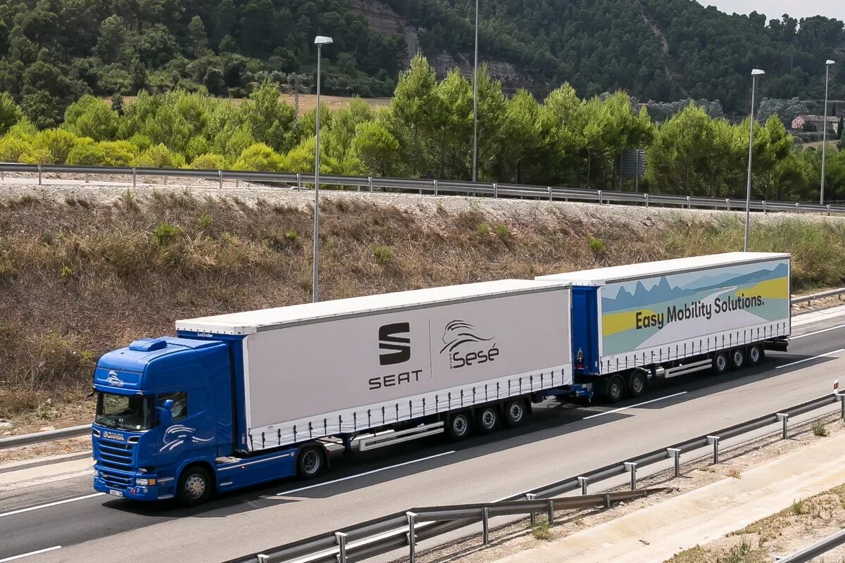 Автопоезд 2. Шведская сцепка автопоезд Scania. Грузовой автопоезд Вольво. Автопоезд Скания полуприцеп. Скандинавская сцепка Scania.