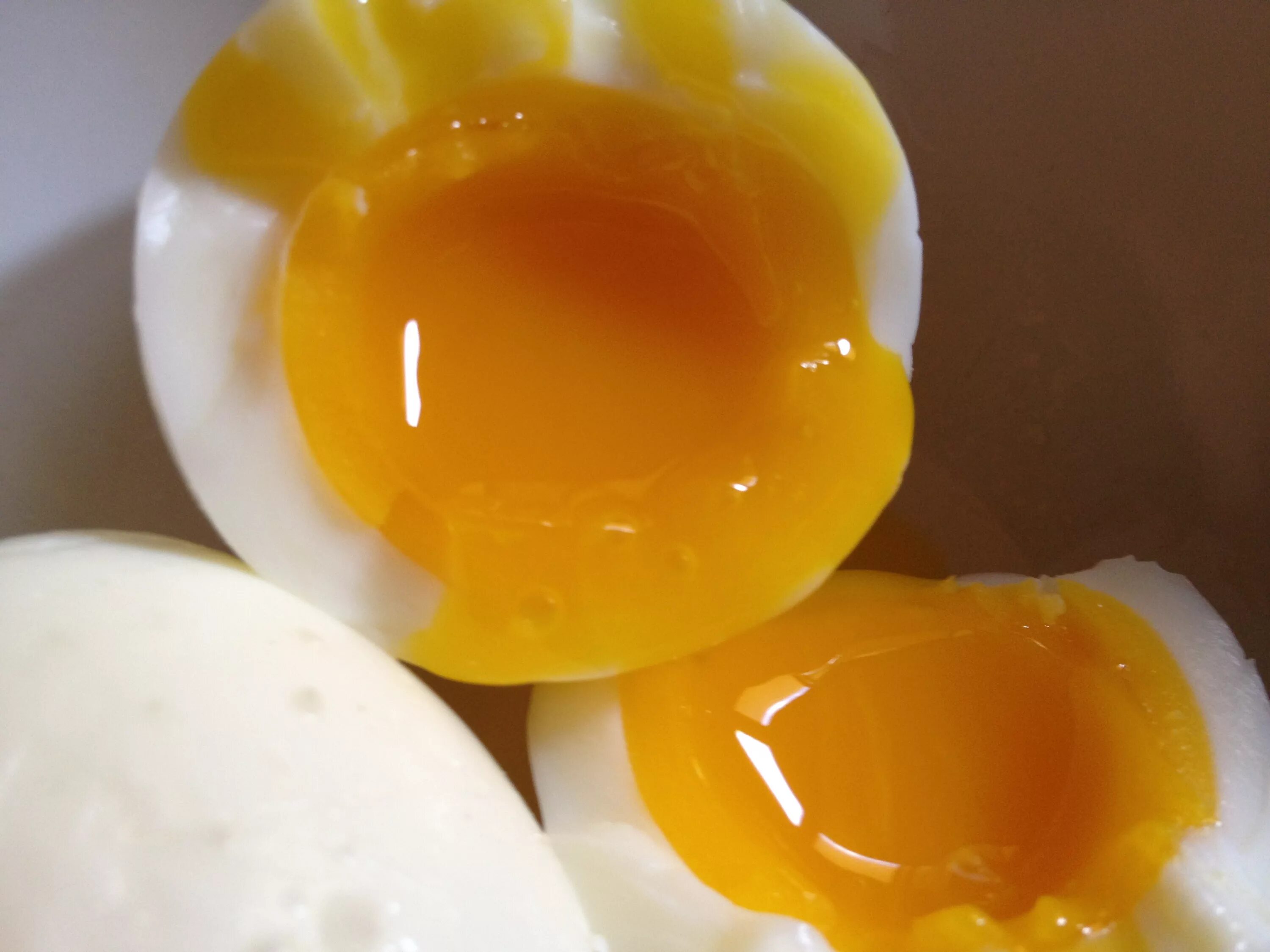 Желток прилагательное. Яйца всмятку. Куриное яйцо всмятку. Яичница с жидким желтком. Яйцо в мешочек.