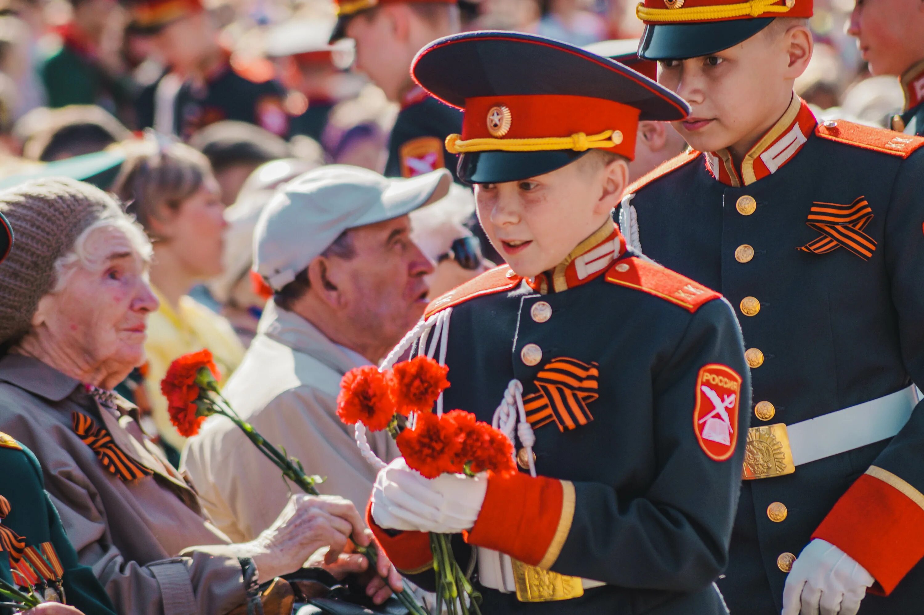 День победы время года. Торжественное празднование дня Победы. День Победы парад. Дети на параде Победы. Традиции празднования дня Победы.