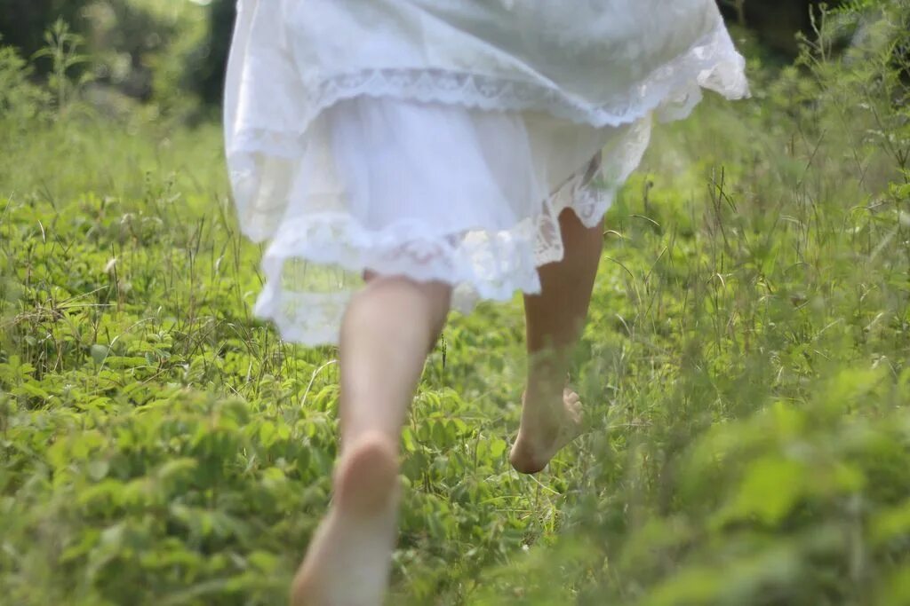 Сбежавшее лето. Девушка босиком по траве. Девушка бежит в платье. Девушка в ситцевом платье. Девушка в платье босиком по траве.
