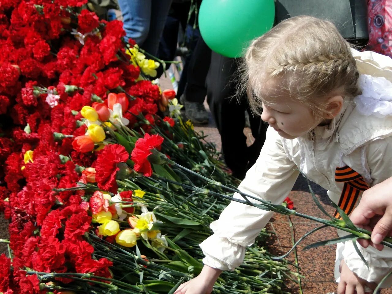 Цвета дня победы. Возложение цветов около вечного огня Арзамас. Возложение цветов к памятнику дети. Цветы на 9 мая. Возложение цветов к Вечному огню детьми.