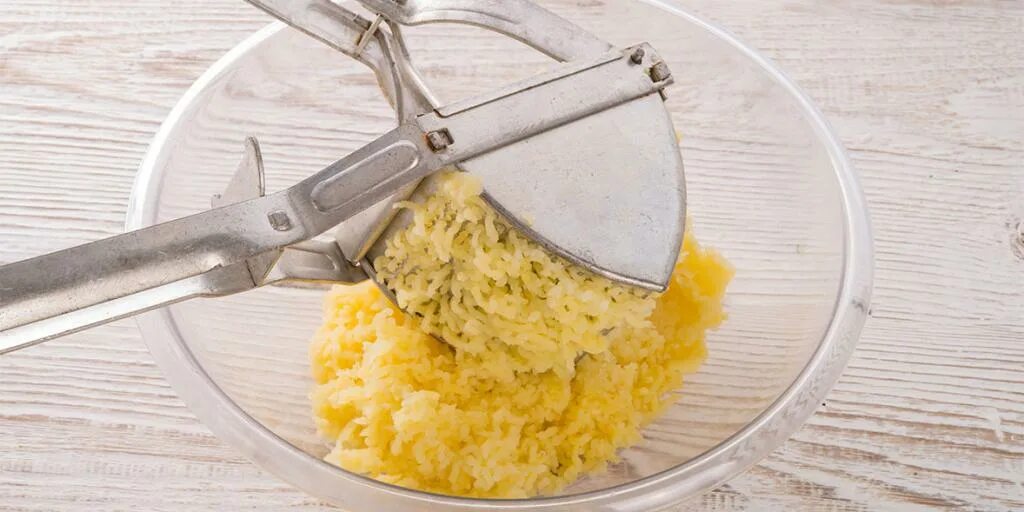 Картофельный рисер. Картофельное пюре сверху. Жидкое картофельное пюре. Картофельное пюре golden. Почему пюре получается клейким.