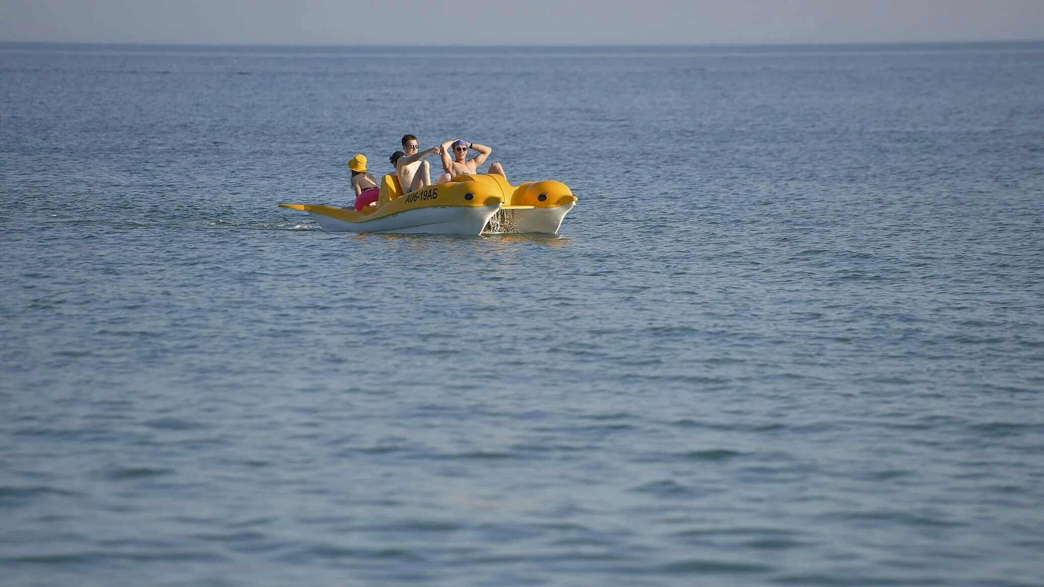Туристы плыли по озеру. Купаться в Абхазии море. Санаторий на черном море. Абхазия 2022. Туристы на юге России.