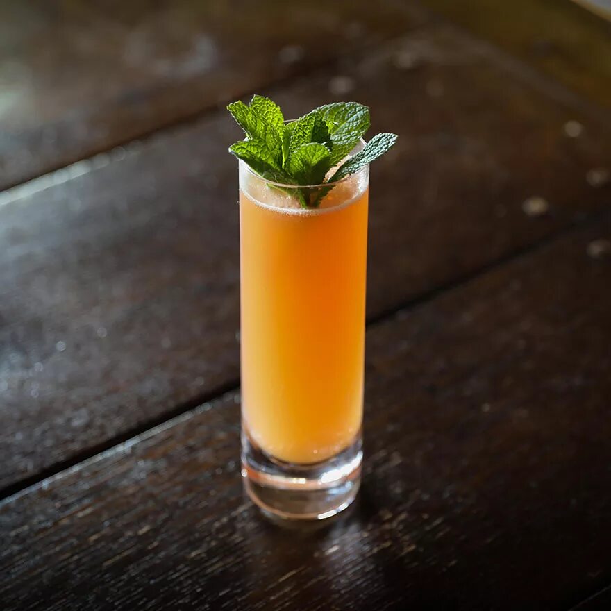 Коктейль зомби состав. Алкогольный коктейль зомби. Коктейль зомби подача. Зомби коктейль иншейкер. Дынный зомби коктейль.