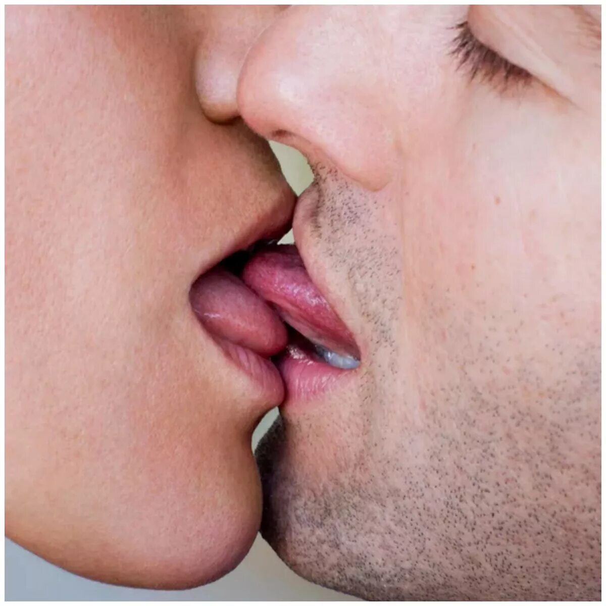 Лижет парню лицо. Французский поцелуй. Поцелуй с языком. Глубокий поцелуй с языком. Поцелуй в губы.