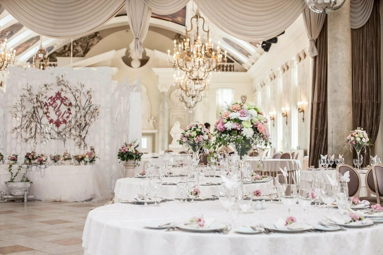 Особняк леман большой зал. Ресторан зал свадеб. Украшение свадебного банкета. Украшение банкетного зала на свадьбу. Ресторан зал свадеб.