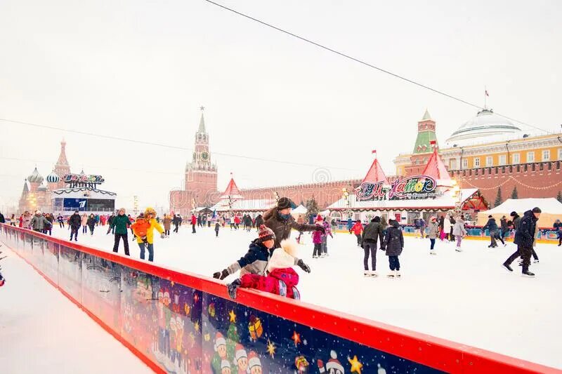 Каток на московской площади кемерово. Новогодние каникулы в Москве. Много людей на красной площади новогодние каникулы. Москва в новогодние праздники. Новый год отменят в Москве.